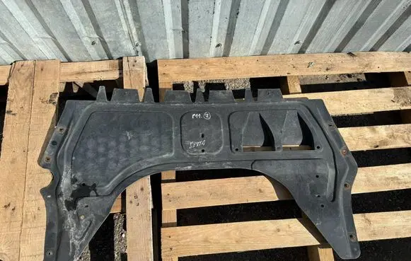 Volkswagen Jetta VI Engine splash shield/under tray 5C0825237D