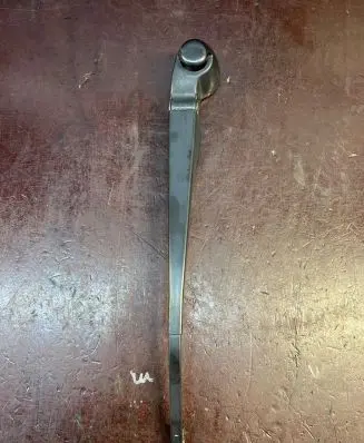 Rear wiper blade arm