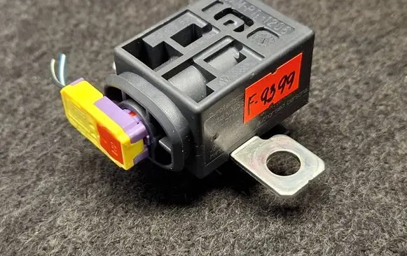 Audi A4 S4 B8 8K Battery relay fuse 4F0915519