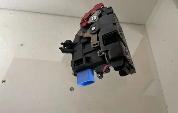 Volkswagen Golf Plus Front door lock 3D1837016