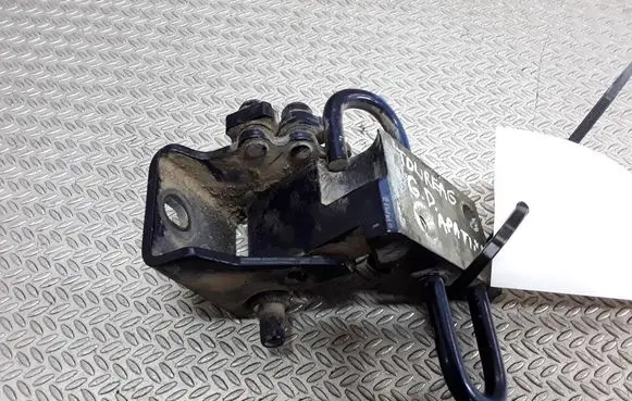 Volkswagen Touareg I Rear door lower hinge 7L0833412