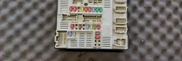 Renault Laguna III Fuse module 284B63984R 7169138421 519134E21