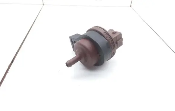 Engine mount vacuum valve