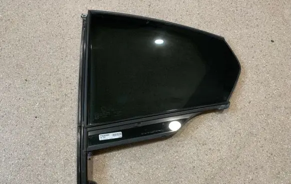 Rear vent window glass