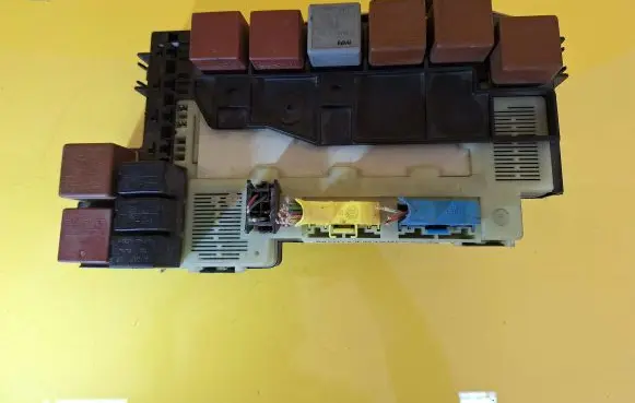 Renault Clio II Fuse module P8200031557 21652215-0A