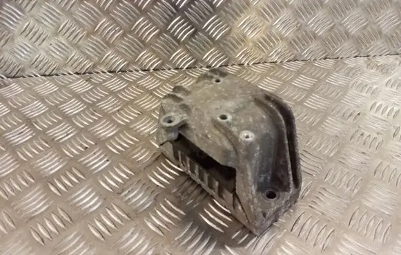 Volkswagen Golf Plus Engine mount bracket 1K0199262