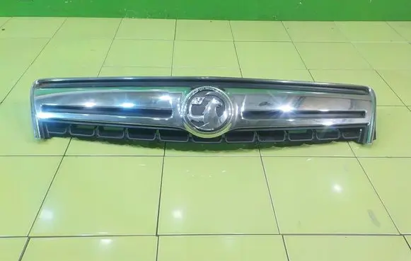 Opel Antara Front bumper upper radiator grill 25983424