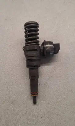 Volkswagen Golf IV Fuel injector 038130073AJ