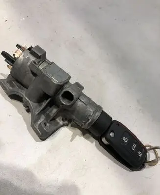 Volkswagen PASSAT B5.5 Ignition lock 4B0905851