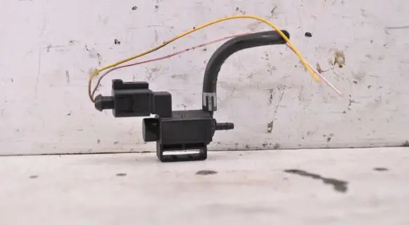 Audi Q5 SQ5 8R Turbo solenoid valve 037906283C