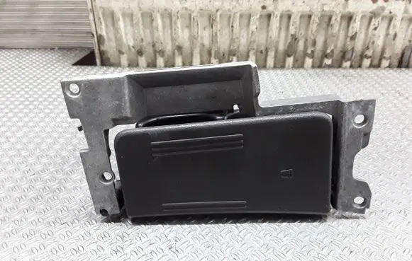Lincoln LS Cup holder front 