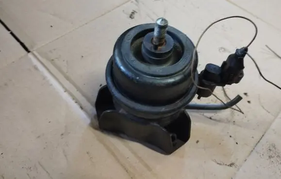 Hyundai Santa Fe Engine mount bracket 218122B500