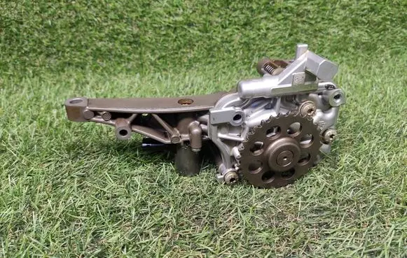 Mercedes-Benz E W212 Oil pump A2761800701 1415301626