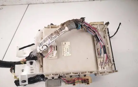 Toyota Yaris Fuse box set 8273052341