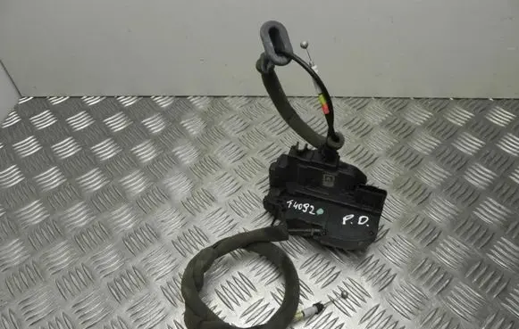 Nissan Qashqai+2 Front door lock R388 T4092