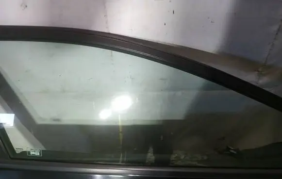 Honda Civic Front door window glass four-door as2