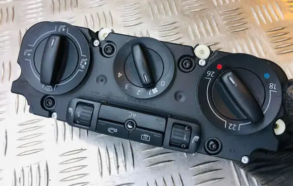 Volkswagen PASSAT B6 Climate control unit 3C2820045A