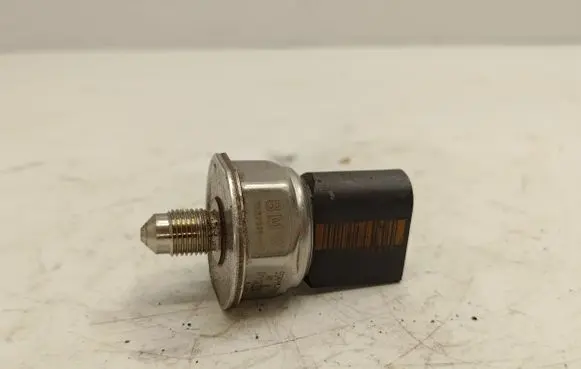 BMW 3 E92 E93 Fuel pressure sensor 7537319 13537537319