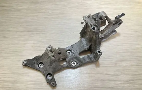 Audi Q3 8U Fuel pump bracket 04L903143