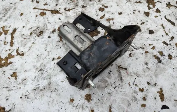 Peugeot 208 I Gearbox mounting bracket 