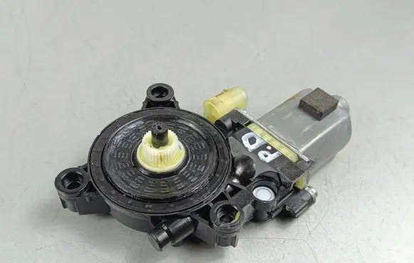 KIA Sorento IV Front door window regulator motor F00S102380 82460P2000