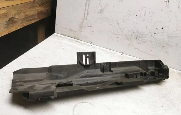 BMW 1 E81 E87 Radiator mount bracket 17107524914 11074810