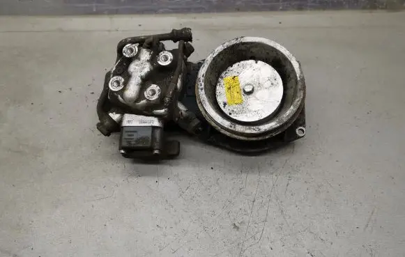Audi 80 90 B3 Fuel distributor 0438121070 026133353D 0438101035