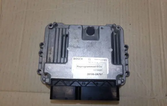 Hyundai i30 Engine control unit/module 0281015437
