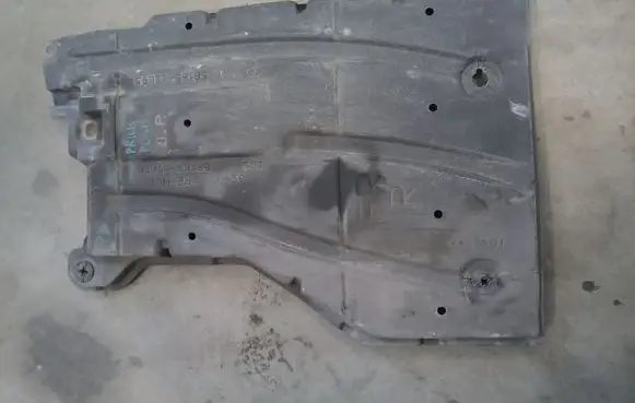 Toyota Prius+ (ZVW40) Center/middle under tray cover 