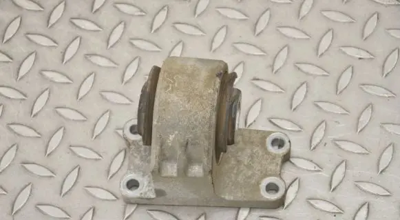Land Rover Discovery 4 - LR4 Engine mount bracket