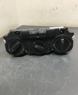 Volkswagen Golf Plus Climate control unit 5M2820045A