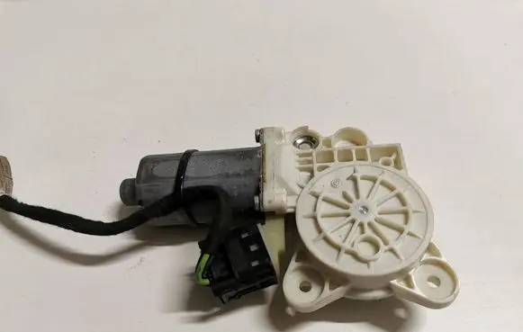 Mercedes-Benz E W211 Front door window regulator motor 2118203042