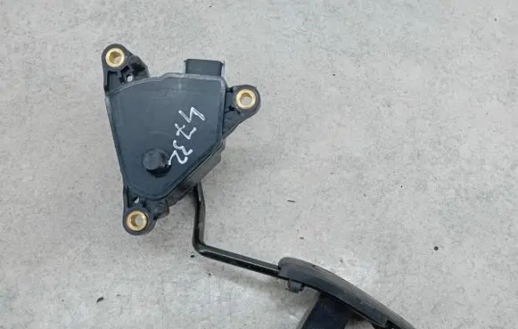 Nissan Micra Accelerator throttle pedal 18002AX700