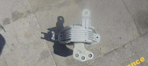 Engine mount vacuum valve