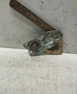 Rear door manual window regulator