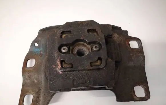 Ford Focus Engine mount bracket v617m121ab