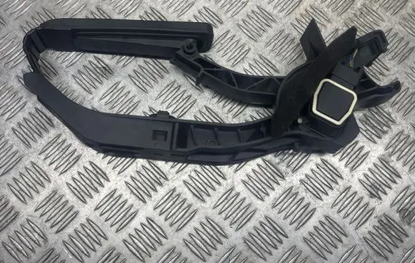 Mercedes-Benz E W211 Accelerator throttle pedal A2113000404