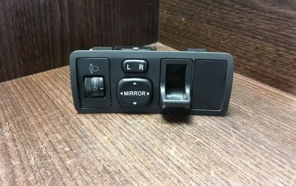 Toyota Corolla Verso E121 Wing mirror switch 5553932010