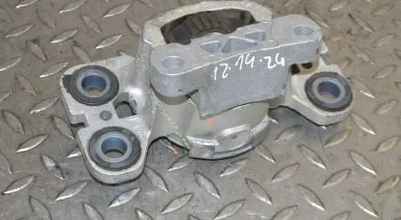 Land Rover Discovery Sport Engine mount bracket EJ327M121AD