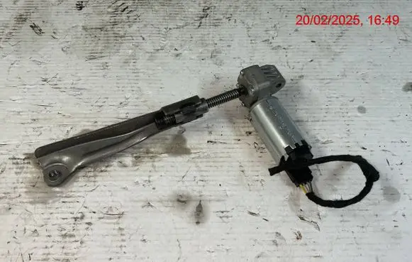 Opel Insignia A Seat adjustment motor 8358399