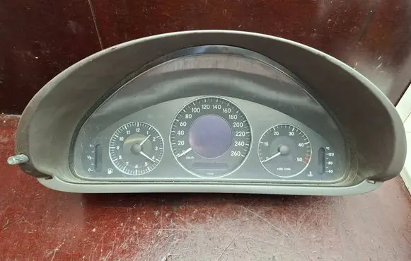 Mercedes-Benz CLK A209 C209 Speedometer (instrument cluster) A2095403511 110080251005 007030
