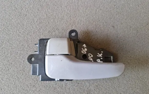 Mitsubishi L200 Front door interior handle 