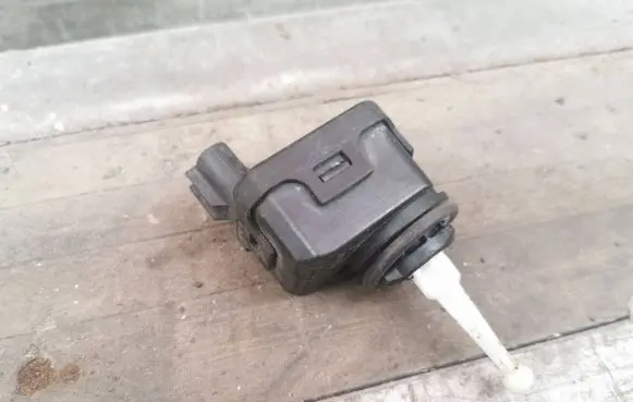 Volvo S40, V40 Headlight level adjustment motor 007878