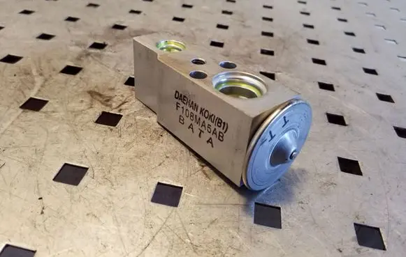 Hyundai Santa Fe Air conditioning (A/C) expansion valve F108MA5AB
