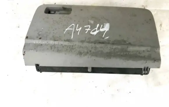 Volkswagen Jetta V Glove box