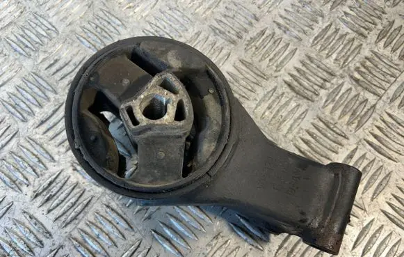 Opel Insignia A Engine mount bracket V05932