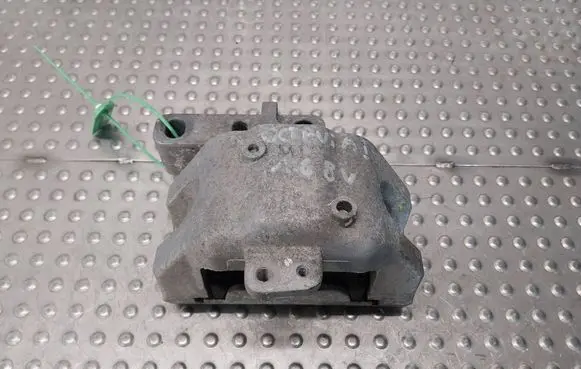 Engine mount vacuum valve