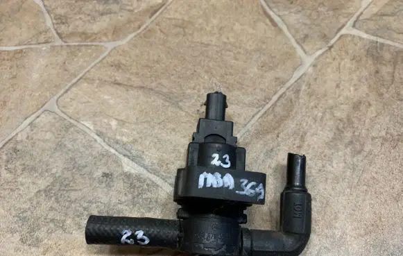 Mercedes-Benz ML W164 Engine mount vacuum valve 0004703593