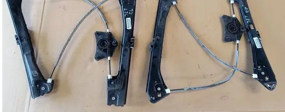 Volkswagen Jetta VI Front door window regulator with motor