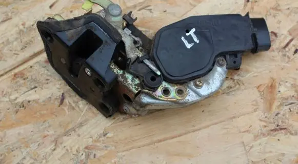 Suzuki Grand Vitara I Rear door lock